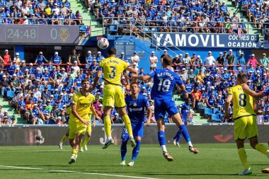 Madrid, İspanya 30 Eylül 2023: Getafe F. C ile Villareal arasındaki lig maçı. Futbolcular. Topla köylü futbolcusu.