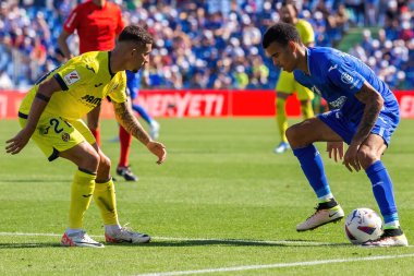 Madrid, İspanya 30 Eylül 2023: Getafe F. C ile Villareal arasındaki lig maçı. Futbolcular. Topla oynayan köylü futbolcu. Mason Greenwood.
