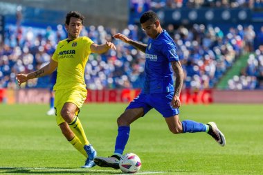 Madrid, İspanya 30 Eylül 2023: Getafe F. C ile Villareal arasındaki lig maçı. Futbolcular. Topla oynayan köylü futbolcu. Mason Greenwood.