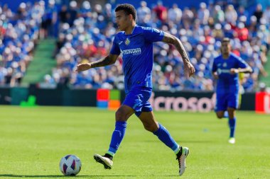 Madrid, İspanya 30 Eylül 2023: Getafe F. C ile Villareal arasındaki lig maçı. Futbolcular. Topla oynayan köylü futbolcu. Mason Greenwood.
