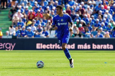 Madrid, İspanya 30 Eylül 2023: Getafe F. C ile Villareal arasındaki lig maçı. Futbolcular. Topla oynayan köylü futbolcu. Mason Greenwood.