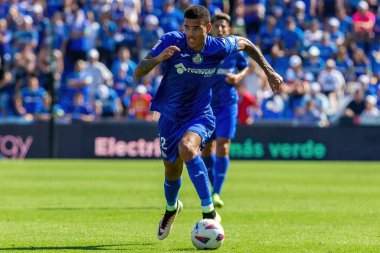 Madrid, İspanya 30 Eylül 2023: Getafe F. C ile Villareal arasındaki lig maçı. Futbolcular. Topla oynayan köylü futbolcu. Mason Greenwood.