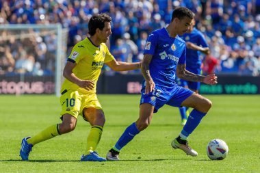 Madrid, İspanya 30 Eylül 2023: Getafe F. C ile Villareal arasındaki lig maçı. Futbolcular. Topla köylü futbolcusu.