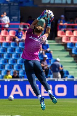 Madrid, İspanya 30 Eylül 2023: Getafe F. C ile Villareal arasındaki lig maçı. Futbolcular. Topla oynayan köylü futbolcu. Futbol kalecisi..