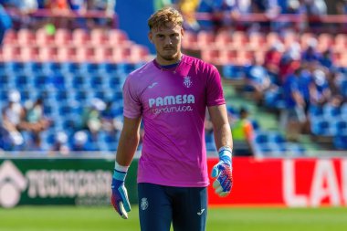 Madrid, İspanya 30 Eylül 2023: Getafe F. C ile Villareal arasındaki lig maçı. Futbolcular. Topla oynayan köylü futbolcu. Futbol kalecisi..