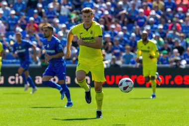 Madrid, İspanya 30 Eylül 2023: Getafe F. C ile Villareal arasındaki lig maçı. Futbolcular. Topla oynayan köylü futbolcu. Alexander Sorloth.