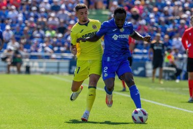 Madrid, İspanya 30 Eylül 2023: Getafe F. C ile Villareal arasındaki lig maçı. Futbolcular. Topla köylü futbolcusu.