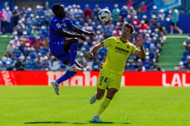 Madrid, İspanya 30 Eylül 2023: Getafe F. C ile Villareal arasındaki lig maçı. Futbolcular. Topla köylü futbolcusu.
