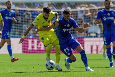 Madrid, İspanya 30 Eylül 2023: Getafe F. C ile Villareal arasındaki lig maçı. Futbolcular. Topla köylü futbolcusu.