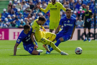 Madrid, İspanya 30 Eylül 2023: Getafe F. C ile Villareal arasındaki lig maçı. Futbolcular. Topla köylü futbolcusu.
