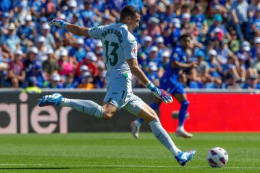 Madrid, İspanya 30 Eylül 2023: Getafe F. C ile Villareal arasındaki lig maçı. Futbolcular. Topla oynayan köylü futbolcu. Futbol kalecisi..