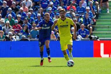 Madrid, İspanya 30 Eylül 2023: Getafe F. C ile Villareal arasındaki lig maçı. Futbolcular. Topla köylü futbolcusu.