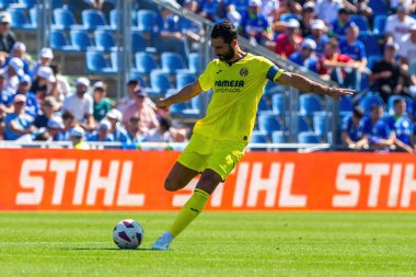 Madrid, İspanya 30 Eylül 2023: Getafe F. C ile Villareal arasındaki lig maçı. Futbolcular. Topla köylü futbolcusu.