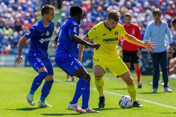 Madrid, İspanya 30 Eylül 2023: Getafe F. C ile Villareal arasındaki lig maçı. Futbolcular. Topla oynayan köylü futbolcu. Alexander Sorloth.