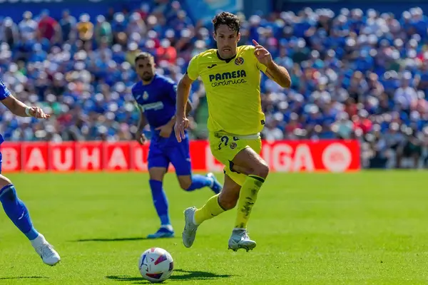 stock image Madrid, Spain September 30, 2023: League match between Getafe F. C and Villareal. Football players. Villareal soccer player with the ball.