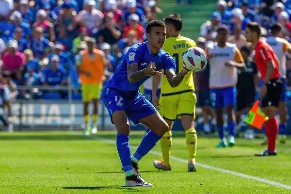 Madrid, İspanya 30 Eylül 2023: Getafe F. C ile Villareal arasındaki lig maçı. Futbolcular. Topla oynayan köylü futbolcu. Mason Greenwood.
