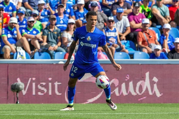 Madrid, İspanya 30 Eylül 2023: Getafe F. C ile Villareal arasındaki lig maçı. Futbolcular. Topla oynayan köylü futbolcu. Mason Greenwood.