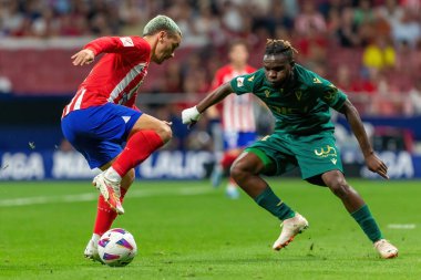 Madrid, İspanya - 1 Ekim 2023: Atletico de Madrid ile Cadiz arasındaki futbol ligi maçı Madrid 'de oynandı. Atletico de Madrid oyuncuları. Antoine Griezmann topu aldı..