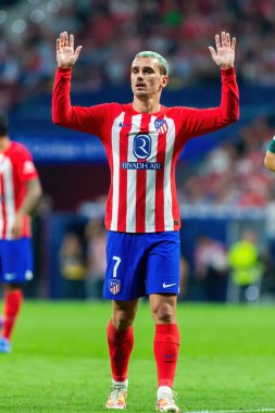 Madrid, İspanya - 1 Ekim 2023: Atletico de Madrid ile Cadiz arasındaki futbol ligi maçı Madrid 'de oynandı. Atletico de Madrid oyuncuları. Antoine Griezmann topu aldı..