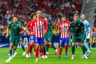 Madrid, İspanya - 1 Ekim 2023: Atletico de Madrid ile Cadiz arasındaki futbol ligi maçı Madrid 'de oynandı. Atletico de Madrid oyuncuları. Antoine Griezmann topu aldı..