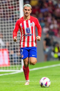 Madrid, İspanya - 1 Ekim 2023: Atletico de Madrid ile Cadiz arasındaki futbol ligi maçı Madrid 'de oynandı. Atletico de Madrid oyuncuları. Antoine Griezmann topu aldı..