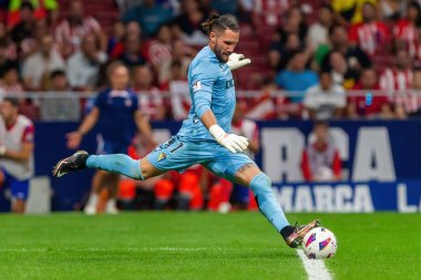 Madrid, İspanya - 1 Ekim 2023: Atletico de Madrid ile Cadiz arasındaki futbol ligi maçı Madrid 'de oynandı. Top Cadiz oyuncularında..