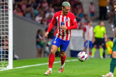 Madrid, İspanya - 1 Ekim 2023: Atletico de Madrid ile Cadiz arasındaki futbol ligi maçı Madrid 'de oynandı. Atletico de Madrid oyuncuları. Antoine Griezmann topu aldı..