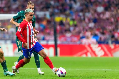 Madrid, İspanya - 1 Ekim 2023: Atletico de Madrid ile Cadiz arasındaki futbol ligi maçı Madrid 'de oynandı. Atletico de Madrid oyuncuları. Antoine Griezmann topu aldı..