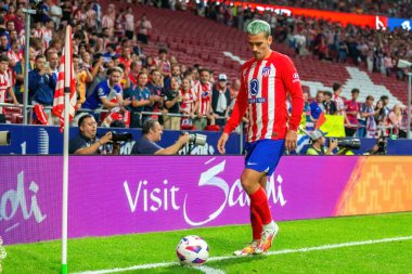 Madrid, İspanya - 1 Ekim 2023: Atletico de Madrid ile Cadiz arasındaki futbol ligi maçı Madrid 'de oynandı. Atletico de Madrid oyuncuları. Antoine Griezmann topu aldı..