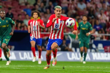 Madrid, İspanya - 1 Ekim 2023: Atletico de Madrid ile Cadiz arasındaki futbol ligi maçı Madrid 'de oynandı. Atletico de Madrid oyuncuları. Antoine Griezmann topu aldı..