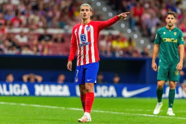 Madrid, İspanya - 1 Ekim 2023: Atletico de Madrid ile Cadiz arasındaki futbol ligi maçı Madrid 'de oynandı. Atletico de Madrid oyuncuları. Antoine Griezmann topu aldı..