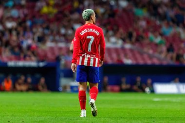 Madrid, İspanya - 1 Ekim 2023: Atletico de Madrid ile Cadiz arasındaki futbol ligi maçı Madrid 'de oynandı. Atletico de Madrid oyuncuları. Antoine Griezmann topu aldı..