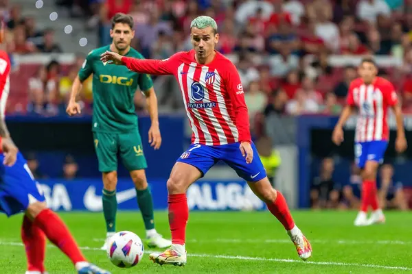 Madrid, İspanya - 1 Ekim 2023: Atletico de Madrid ile Cadiz arasındaki futbol ligi maçı Madrid 'de oynandı. Atletico de Madrid oyuncuları. Antoine Griezmann topu aldı..