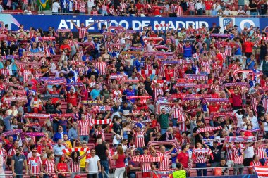 Madrid, İspanya - 4 Ekim 2023: Atletico de Madrid ile Feyenoord arasında oynanan Şampiyonlar Ligi maçı. Atletico Madrid taraftarları tribünde takımları için tezahürat yapıyorlar..