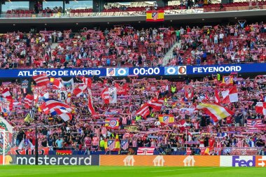 Madrid, İspanya - 4 Ekim 2023: Atletico de Madrid ile Feyenoord arasında oynanan Şampiyonlar Ligi maçı. Atletico Madrid taraftarları tribünde takımları için tezahürat yapıyorlar..