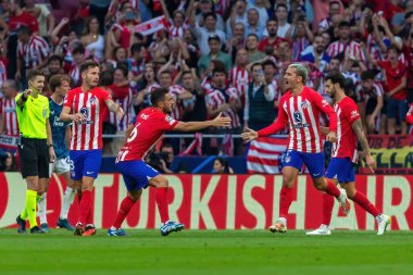 Madrid, İspanya - 4 Ekim 2023: Atletico de Madrid ile Feyenoord arasında oynanan Şampiyonlar Ligi maçı. Oyuncular gol kutluyor. Maç sırasında Alvaro Morata.