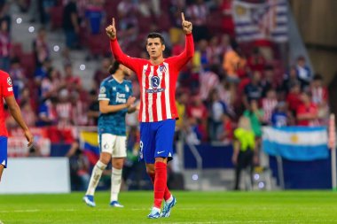 Madrid, İspanya - 4 Ekim 2023: Atletico de Madrid ile Feyenoord arasında oynanan Şampiyonlar Ligi maçı. Oyuncular gol kutluyor. Maç sırasında Alvaro Morata.