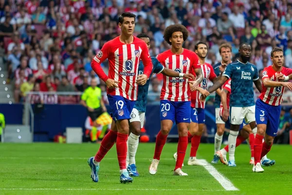 Madrid, İspanya - 4 Ekim 2023: Atletico de Madrid ile Feyenoord arasında oynanan Şampiyonlar Ligi maçı. Oyuncular gol kutluyor. Maç sırasında Alvaro Morata.