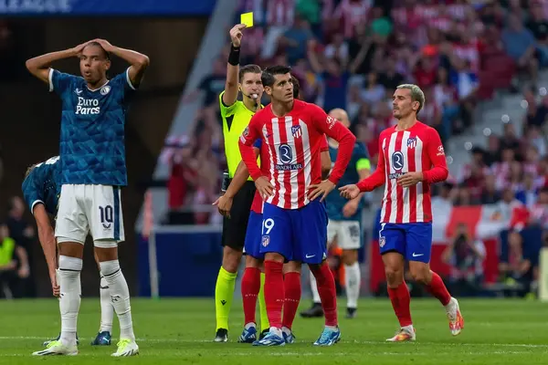 Madrid, İspanya - 4 Ekim 2023: Atletico de Madrid ile Feyenoord arasında oynanan Şampiyonlar Ligi maçı. Oyuncular gol kutluyor. Maç sırasında Alvaro Morata.