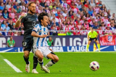 Madrid, İspanya - 8 Ekim 2023: Atletico de Madrid ile Real Sociedad arasındaki lig maçı Madrid Metropolitano 'da oynandı. Topla Kubo 'yu al. Profesyonel futbolcular.