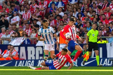 Madrid, İspanya - 8 Ekim 2023: Atletico de Madrid ile Real Sociedad arasındaki lig maçı Madrid Metropolitano 'da oynandı. - Evet. Profesyonel futbolcular.