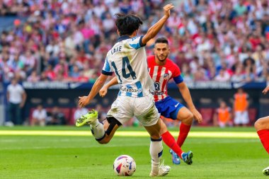 Madrid, İspanya - 8 Ekim 2023: Atletico de Madrid ile Real Sociedad arasındaki lig maçı Madrid Metropolitano 'da oynandı. Topla Kubo 'yu al. Profesyonel futbolcular.