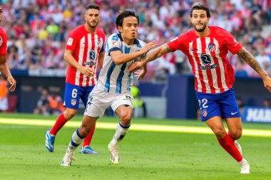 Madrid, İspanya - 8 Ekim 2023: Atletico de Madrid ile Real Sociedad arasındaki lig maçı Madrid Metropolitano 'da oynandı. Topla Kubo 'yu al. Profesyonel futbolcular.