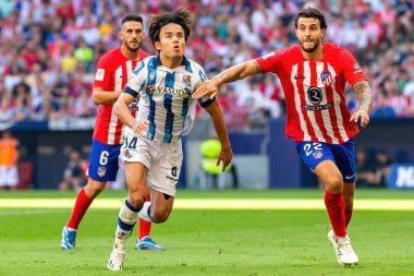 Madrid, İspanya - 8 Ekim 2023: Atletico de Madrid ile Real Sociedad arasındaki lig maçı Madrid Metropolitano 'da oynandı. Topla Kubo 'yu al. Profesyonel futbolcular.