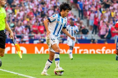 Madrid, İspanya - 8 Ekim 2023: Atletico de Madrid ile Real Sociedad arasındaki lig maçı Madrid Metropolitano 'da oynandı. Topla Kubo 'yu al. Profesyonel futbolcular.