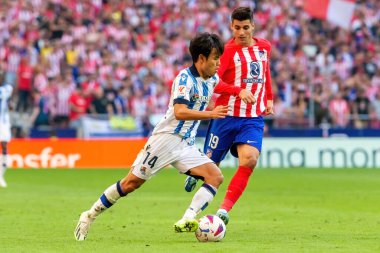 Madrid, İspanya - 8 Ekim 2023: Atletico de Madrid ile Real Sociedad arasındaki lig maçı Madrid Metropolitano 'da oynandı. Topla Kubo 'yu al. Profesyonel futbolcular.