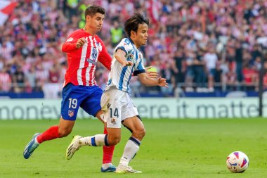 Madrid, İspanya - 8 Ekim 2023: Atletico de Madrid ile Real Sociedad arasındaki lig maçı Madrid Metropolitano 'da oynandı. Topla Kubo 'yu al. Profesyonel futbolcular.