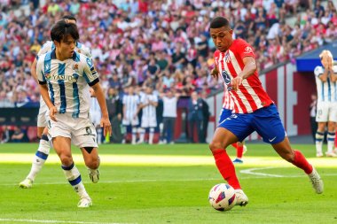 Madrid, İspanya - 8 Ekim 2023: Atletico de Madrid ile Real Sociedad arasındaki lig maçı Madrid Metropolitano 'da oynandı. Topla Kubo 'yu al. Profesyonel futbolcular.