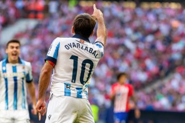 Madrid, İspanya - 8 Ekim 2023: Atletico de Madrid ile Real Sociedad arasındaki lig maçı Madrid Metropolitano 'da oynandı. Oyarzabal bir gol kutluyor. Profesyonel futbolcular.