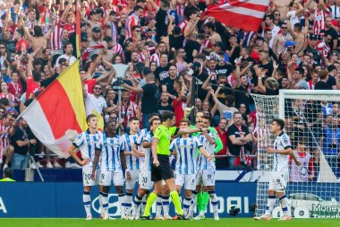 Madrid, İspanya - 8 Ekim 2023: Atletico de Madrid ile Real Sociedad arasındaki lig maçı Madrid Metropolitano 'da oynandı. - Evet. Profesyonel futbolcular.